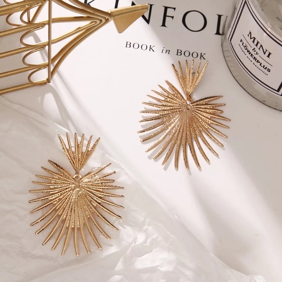 ⭐️ Big Gold Earrings - Picture 3 of 5